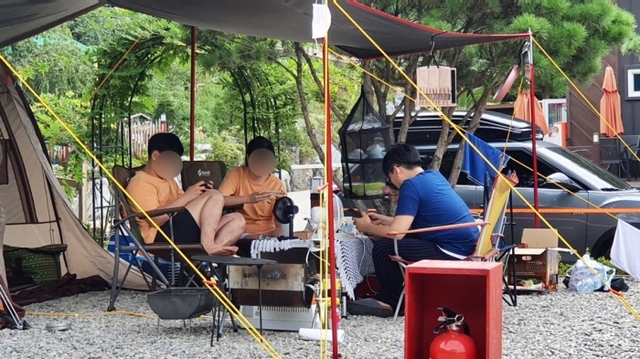 최근 캠핑장에서 잇따라 신종 코로나바이러스 감염증(코로나19) 감염사례가 발생하면서 여름 휴가철 방역에 비상이 걸렸지만 주말 동안 경기 곳곳의 캠핑장은 여전히 '감염 불감증'에 빠진 모습이었다. 사진은 경기도 모 캠핑장 모습.
