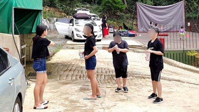 최근 캠핑장에서 잇따라 신종 코로나바이러스 감염증(코로나19) 감염사례가 발생하면서 여름 휴가철 방역에 비상이 걸렸지만 주말 동안 경기 곳곳의 캠핑장은 여전히 '감염 불감증'에 빠진 모습이었다. 사진은 경기도 모 캠핑장 모습.