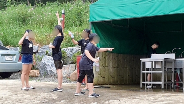 최근 캠핑장에서 잇따라 신종 코로나바이러스 감염증(코로나19) 감염사례가 발생하면서 여름 휴가철 방역에 비상이 걸렸지만 주말 동안 경기 곳곳의 캠핑장은 여전히 '감염 불감증'에 빠진 모습이었다. 사진은 경기도 모 캠핑장 모습.