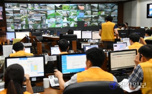 경기지역에 쏟아진 집중호우로 도내 곳곳에서 비 피해가 발생한 2일 오전 경기도청 도 재난안전대책본부에서 비상근무에 들어간 관계자들이 피해상황 파악 및 대책을 마련하고 있다. 김시범기자