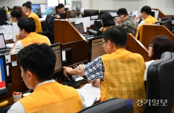 경기지역에 쏟아진 집중호우로 도내 곳곳에서 비 피해가 발생한 2일 오전 경기도청 도 재난안전대책본부에서 비상근무에 들어간 관계자들이 피해상황 파악 및 대책을 마련하고 있다. 김시범기자