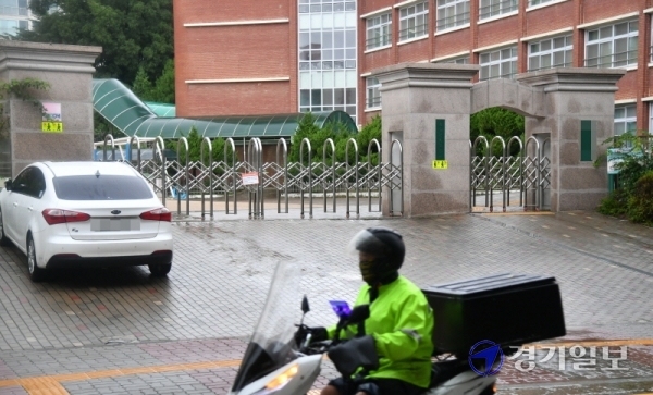 2일 오후 수원시 영통구 매탄동 한 어린이 보호구역에 차량들이 불법 주차돼 있다.  '어린이 보호구역 내 불법 주정차 주민신고제'의 계도기간이 이날 종료됨에 따라 3일부터 주민이 신고한 어린이보호구역 내 불법 주정차 차량에는 과태료 8만원이 부과된다. 김시범기자