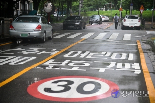 2일 오후 수원시 영통구 매탄동 한 어린이 보호구역에 차량들이 불법 주차돼 있다.  '어린이 보호구역 내 불법 주정차 주민신고제'의 계도기간이 이날 종료됨에 따라 3일부터 주민이 신고한 어린이보호구역 내 불법 주정차 차량에는 과태료 8만원이 부과된다. 김시범기자