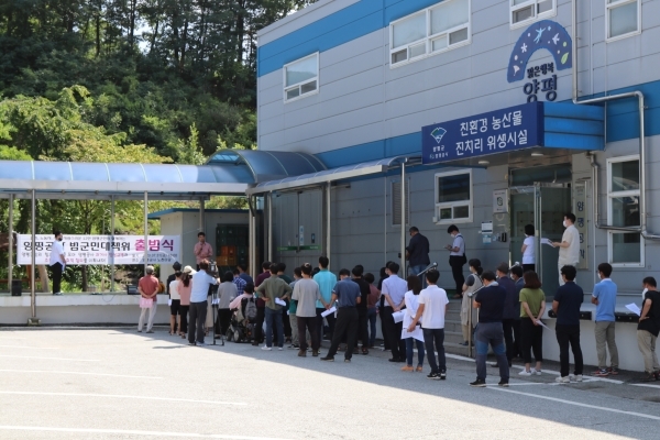 7월31일 오전 10시 양평공사 관장에서 열린 양평공사 범군민대책위 출범식에서 60여명의 시민단체 회원들이 모여 양평공사 과거사 진상규명과 조직변경의 사회적 합의를 도출할 것을 결의했다.