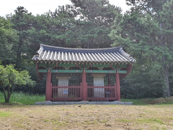 청송묘갈비(좌쪽)와 우계의 신도비. 부자 비가 나란히 각안에 세워져 있다.