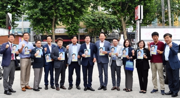 염태영 더불어민주당 최고위원 후보(전국시장군수구청장협의회 대표회장, 수원시장)가 2일 오전 대구광역시 한 식당에서 대구광역시 기초의원 정책토론회를 갖고 기념촬영을 하고 있다. 더불어민주당 염태영 최고위원 후보 선거 사무실