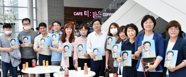 염태영 더불어민주당 최고위원 후보(전국시장군수구청장협의회 대표회장, 수원시장)가 2일 오전 대구광역시 한 카페에서 대구광역시 여성위원회 정책토론회를 갖고 기념촬영을 하고 있다. 더불어민주당 염태영 최고위원 후보 선거 사무실