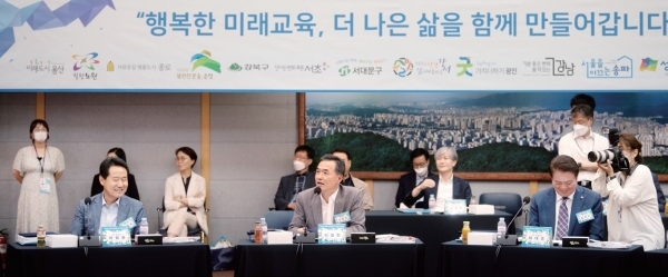 이항진 여주시장이 지방정부 협의회 사무총장으로 활동하면서 ‘국민의 행복추구권을 위해 국내총생산 중심의 물질적 성장주의에서 벗어나 국민총행복으로 패러다임을 전환하자’는 공동선언문을 채택한 회의에 참석해 연설하고 있다. 여주시 제공