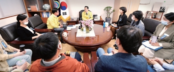 이항진 시장 마을회관 소통투어 북내면사무소 현장방문 직원들과 소통하고 있다. 여주시 제공