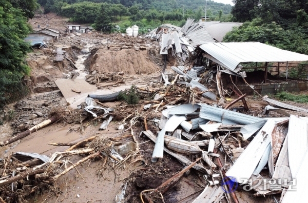 2일 오전 안성시 일죽면 화봉리에 집중 호우로 산사태가 일어나면서 양계장이 무너져 있다. 이 사고로 50대 남성 한 명이 흙 속에 묻혀있다가 2시간 만에 구조돼 병원으로 옮겨졌지만 끝내 숨졌다. 조주현기자