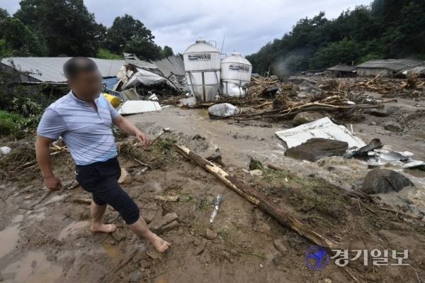 2일 오전 안성시 일죽면 화봉리에 집중 호우로 산사태가 일어나면서 양계장이 무너져 있다. 이 사고로 50대 남성 한 명이 흙 속에 묻혀있다가 2시간 만에 구조돼 병원으로 옮겨졌지만 끝내 숨졌다.조주현기자