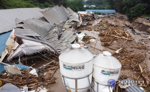 2일 오전 안성시 일죽면 화봉리에 집중 호우로 산사태가 일어나면서 양계장이 무너져 있다. 이 사고로 50대 남성 한 명이 흙 속에 묻혀있다가 2시간 만에 구조돼 병원으로 옮겨졌지만 끝내 숨졌다.조주현기자