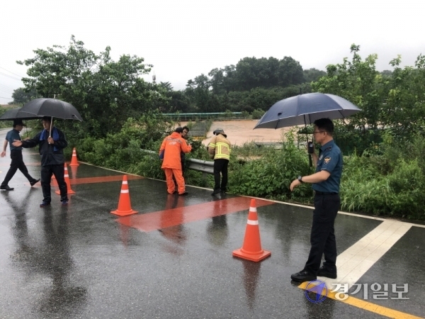 3일 오후 1시30분께 이천 본죽저수지 인근 도로가 붕괴돼 경찰이 차량 통제에 나섰다. 장희준기자[크기변환]