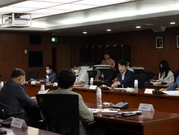 지난 7월 28일 인천공항공사 회의실에서 열린 인권경영위원회에서 내·외부 전문가 위원들이 회의를 진행하고 있다.