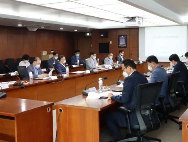 지난 7월 28일 인천공항공사 회의실에서 열린 인권경영위원회에서 내·외부 전문가 위원들이 회의를 진행하고 있다.