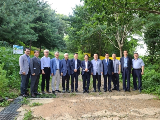 지난달 31일 열린 ‘지역 국회의원 초청 조찬간담회’에서 강득구ㆍ민병덕 국회의원과 한관희 안양시기독교연합회 대표회장을 비롯한 참석자들이 기념촬영을 하고 있다. 안양시기독교연합회 제공