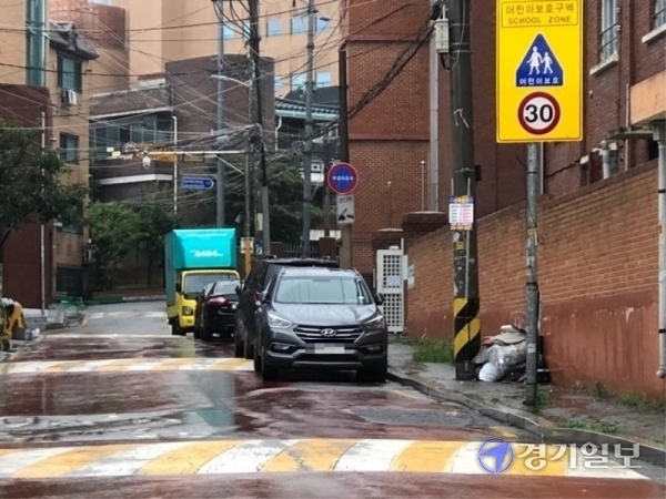 어린이보호구역(스쿨존) 내 불법주정차 차량에 대한 주민신고제가 본격 시행된 3일 수원의 한 초등학교 앞 스쿨존에 버젓이 불법주정차된 차량의 모습. 채태병기자