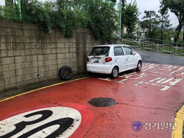 어린이보호구역(스쿨존) 내 불법주정차 차량에 대한 주민신고제가 본격 시행된 3일 수원의 한 초등학교 앞 스쿨존에 버젓이 불법주정차된 차량의 모습. 채태병기자