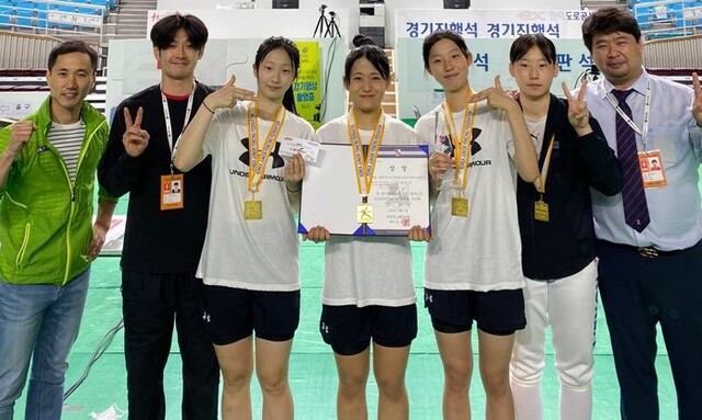 제32회 한국중ㆍ고연맹회장배 전국남녀펜싱선수권대회 여자 고등부 에페 단체전에서 시즌 3관왕에 오른 화성 향남고. 향남고 제공