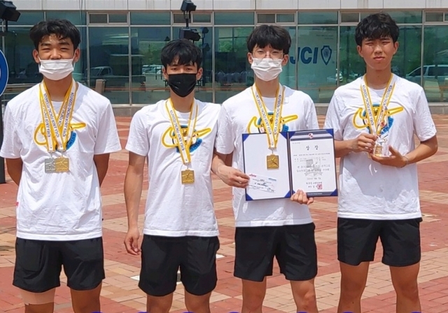 제32회 한국중ㆍ고연맹회장배 전국남녀펜싱선수권대회 남자 고등부 사브르 단체전에서 첫 패권을 차지한 화성 발안바이오과학고. 발안 바이오과학고 제공