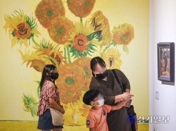 4일 불멸의 화가 '빈센트 반 고흐' 레프리카 체험 전시회가 개막한 인천종합문예회관 대전시실에서 관람객들이 대표작인 해바라기를 비롯한 명화들을 관람하고 있다. 오는 9월 23일까지 열리는 이번 전시회는 오전 10시~ 오후 5시까지 매시 정각에 1회당 20명까지 선착순 예약으로 관람이 가능하다. 장용준기자