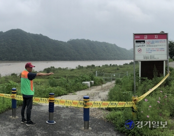 임진교 부근을 지키는 안전계도요원이 지난 3일 북한의 황강댐 방류로 자신이 서있는 발치까지 물이 차올랐다고 설명하고 있다. 장희준기자