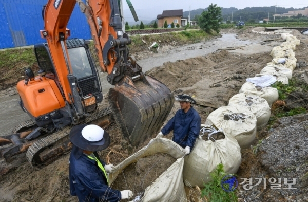 4일 오후 집중호우로 침수 피해를 입은 이천시 율면 산양1리 마을회관에서 주민들이 복구작업을 하고 있다. 조주현기자