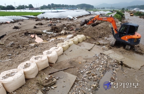 4일 오후 집중호우로 침수 피해를 입은 이천시 율면 산양1리 마을회관에서 주민들이 복구작업을 하고 있다. 조주현기자