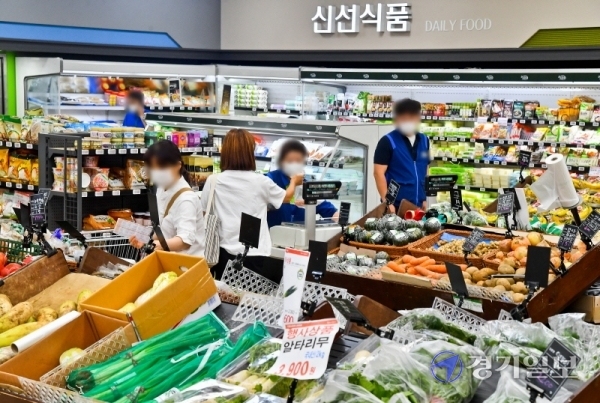 4일 오후 용인시 기흥구 한 마트 채소코너에서 시민들이 채소를 구입하고 있다. 이날 통계청이 발표한 ‘2020년 7월 소비자물가동향’에서 채솟값이 장마의 영향으로 전년 동월대비 16.3% 폭등한 것으로 나타났다.  윤원규기자