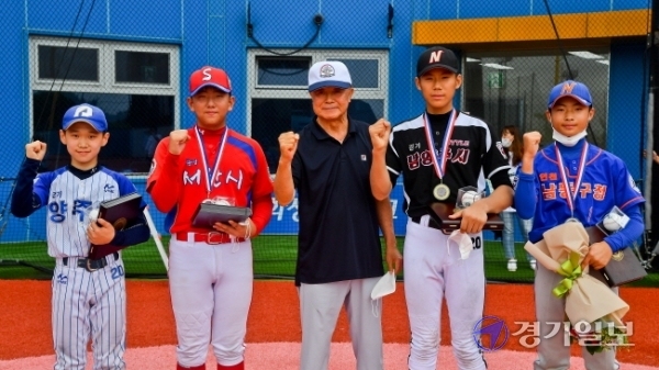 제3회 화성시장기 전국리틀야구대회 결승전이 열린 5일 오후 화성드림파크야구장에서 양주시리틀야구단 선수이 우승하고 기뻐하고 있다. 이번 대회는 경기일보와 화성시체육회 공동 주최, 한국리틀야구연맹이 주관했다. 윤원규기자