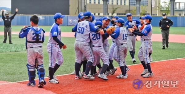 제3회 화성시장기 전국리틀야구대회 결승전이 열린 5일 오후 화성드림파크야구장에서 양주시리틀야구단 선수이 우승하고 기뻐하고 있다. 이번 대회는 경기일보와 화성시체육회 공동 주최, 한국리틀야구연맹이 주관했다. 윤원규기자