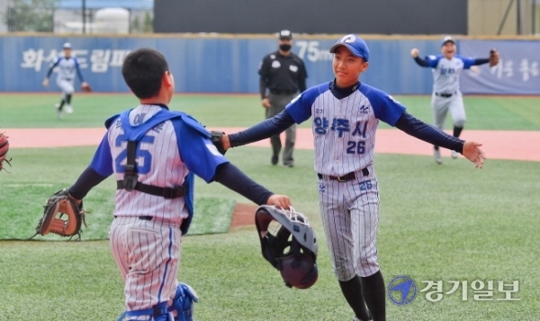 제3회 화성시장기 전국리틀야구대회 결승전이 열린 5일 오후 화성드림파크야구장에서 양주시리틀야구단 선수이 우승하고 기뻐하고 있다. 이번 대회는 경기일보와 화성시체육회 공동 주최, 한국리틀야구연맹이 주관했다. 윤원규기자