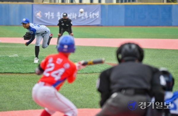 제3회 화성시장기 전국리틀야구대회 결승전이 열린 5일 오후 화성드림파크야구장에서 양주시리틀야구단 선수이 우승하고 기뻐하고 있다. 이번 대회는 경기일보와 화성시체육회 공동 주최, 한국리틀야구연맹이 주관했다. 윤원규기자