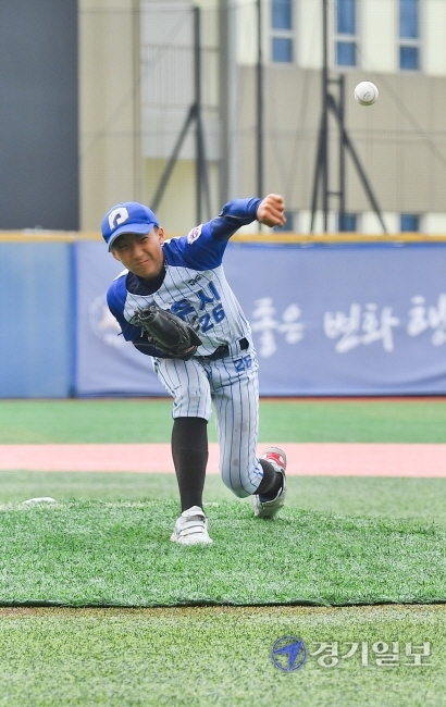 제3회 화성시장기 전국리틀야구대회 결승전이 열린 5일 오후 화성드림파크야구장에서 양주시리틀야구단 선수이 우승하고 기뻐하고 있다. 이번 대회는 경기일보와 화성시체육회 공동 주최, 한국리틀야구연맹이 주관했다. 윤원규기자