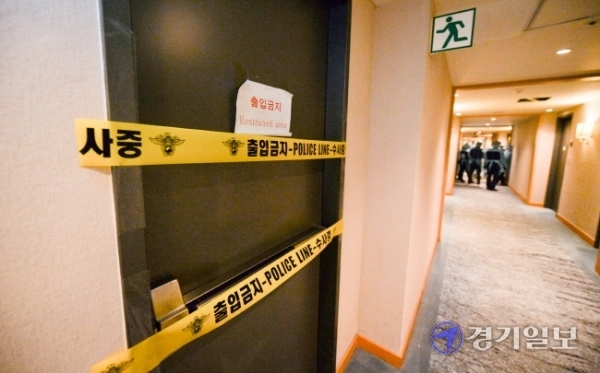 5일 오후 인천의 한 해외 입국자 임시생활시설에서 군 지원 인력이  입소자 이탈 예방을 위해 복도에 설치한 CCTV를 모니터링 하고 있다. 장용준기자