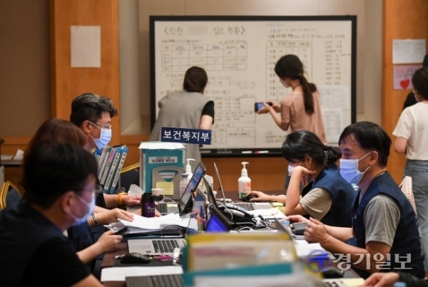 5일 오후 인천의 한 해외 입국자 임시생활시설에서 군 지원 인력이  입소자 이탈 예방을 위해 복도에 설치한 CCTV를 모니터링 하고 있다. 장용준기자