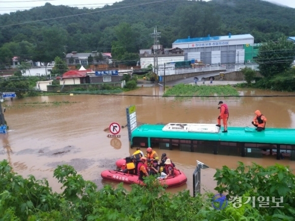 6일 오전 6시37분께 파주시 파평면에서 시내버스 1대가 침수됐지만 승객 5명 전원이 무사히 구조됐다. 승객 5명 중 4명은 귀가 조치됐고, 1명은 병원으로 이송됐다. 하지은 기자