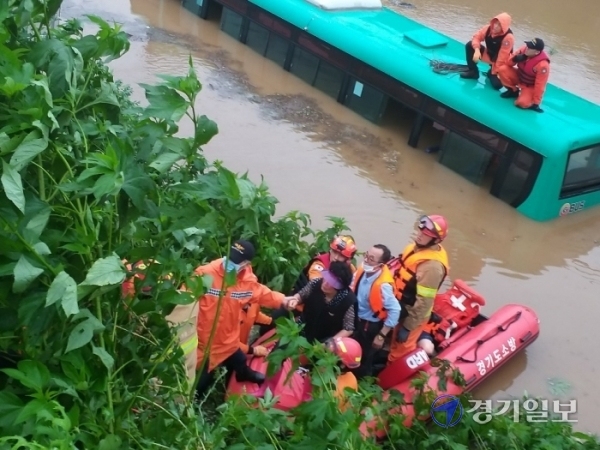 6일 오전 6시37분께 파주시 파평면에서 시내버스 1대가 침수됐지만 승객 5명 전원이 무사히 구조됐다. 승객 5명 중 4명은 귀가 조치됐고, 1명은 병원으로 이송됐다. 하지은 기자