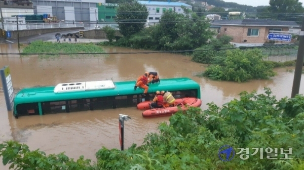 6일 오전 6시37분께 파주시 파평면에서 시내버스 1대가 침수됐지만 승객 5명 전원이 무사히 구조됐다. 승객 5명 중 4명은 귀가 조치됐고, 1명은 병원으로 이송됐다. 하지은 기자