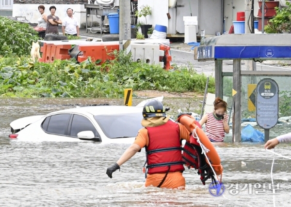 6일 오전 임진강 인근의 파주시 파평면 율곡1리에서 한 주민이 차량을 타고 마을을 건너던 중 고립돼 구조대원에게 구조되고 있다. 조주현기자