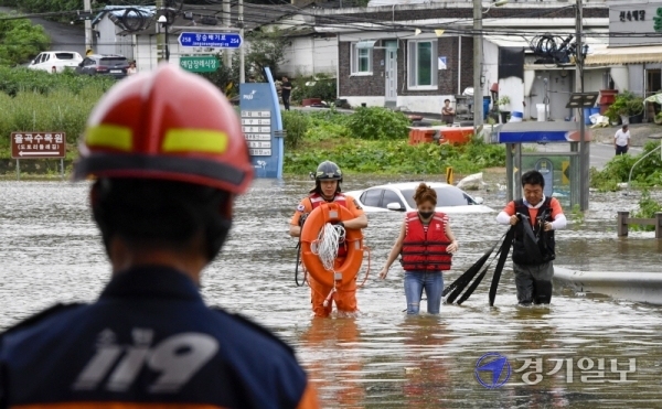 6일 오전 임진강 인근의 파주시 파평면 율곡1리에서 한 주민이 차량을 타고 마을을 건너던 중 고립돼 구조대원에게 구조되고 있다. 조주현기자