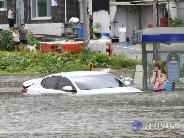 6일 오전 임진강 인근의 파주시 파평면 율곡1리에서 한 주민이 차량을 타고 마을을 건너던 중 고립돼 구조대원에게 구조되고 있다. 조주현기자