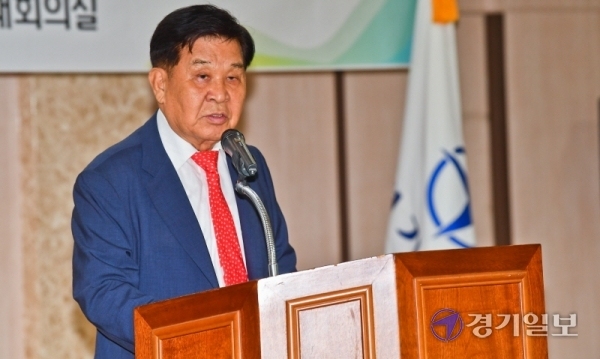6일 오전 경기일보 대회의실에서 열린 '경기일보 창간 32주년 기념식'에서 신항철 본보 대표이사 회장이 임직원들에게 인사말을 하고 있다. 윤원규기자
