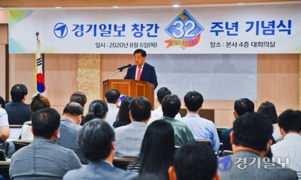 6일 오전 경기일보 대회의실에서 열린 '경기일보 창간 32주년 기념식'에서 신항철 본보 대표이사 회장이 임직원들에게 인사말을 하고 있다. 윤원규기자