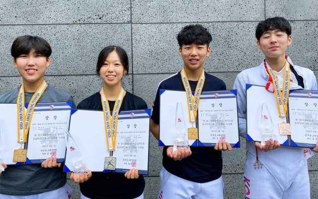 제32회 한국중ㆍ고연맹회장배 전국남녀펜싱선수권대회 남녀 중등부 에페에서 입상한 발안중의 김가은, 강지윤, 김도현, 노의진(왼쪽부터). 발안중 제공