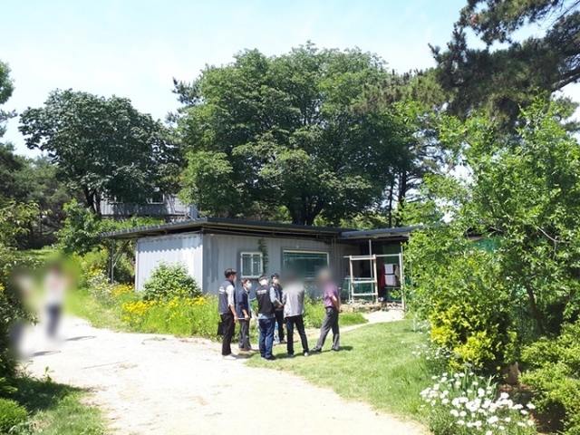 경기도 특별사법경찰단이 개발제한구역 내 블법행위가 이뤄지는 현장을 단속하고 있다. 경기도 제공