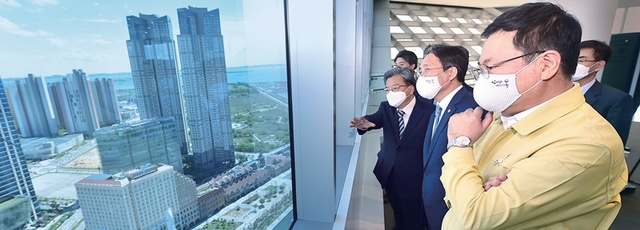 5월 19일 박남춘 인천시장이 송도국제도시 G타워 전망대에서 열린 ‘산업부 포스트 코로나 대응 경제자유구역 정책간담회’에 앞서 성윤모 산업통상자원부 장관과 송도 전경을 둘러보고 있다. 인천시 제공