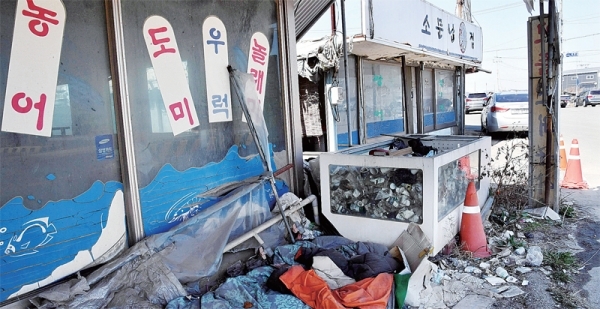 화성시 우정읍 쌍봉로 선창포구 횟집거리에 무허가 건물 2동이 폐업 후 10여 년 넘게 흉물로 방치돼 있다.