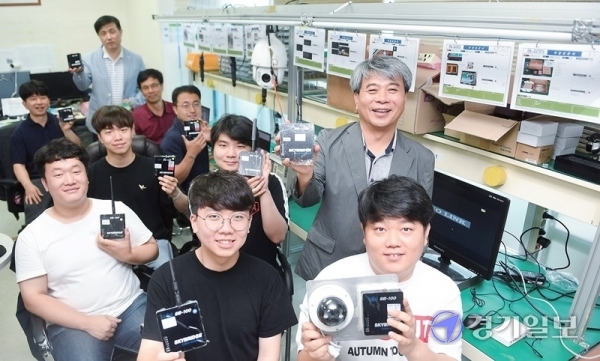 홍윤국 (주)글로벌브릿지 대표와 직원들이 자사 연구실에서 신기술 제품을 들고 포즈를 취하고 있다. 장용준기자
