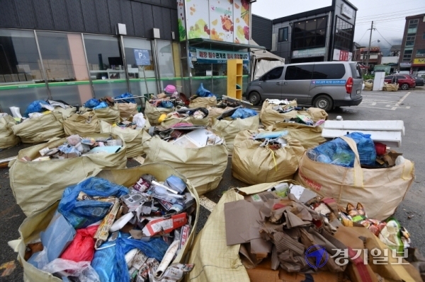 특별재난지역으로 선포된 안성시 일죽면 수해지역이 9일 오후 외관상 어느정도 복구가 진행된듯 보이나 침수됐던 상품과 상가 내부 등이 정리가 안돼 여전히 영업을 못하고 있다. 김시범기자